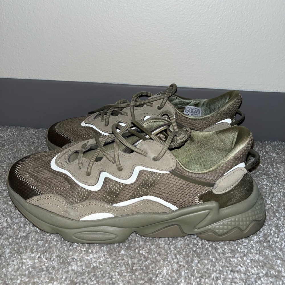 Adidas Ozweego olive green. Women’s size 6.